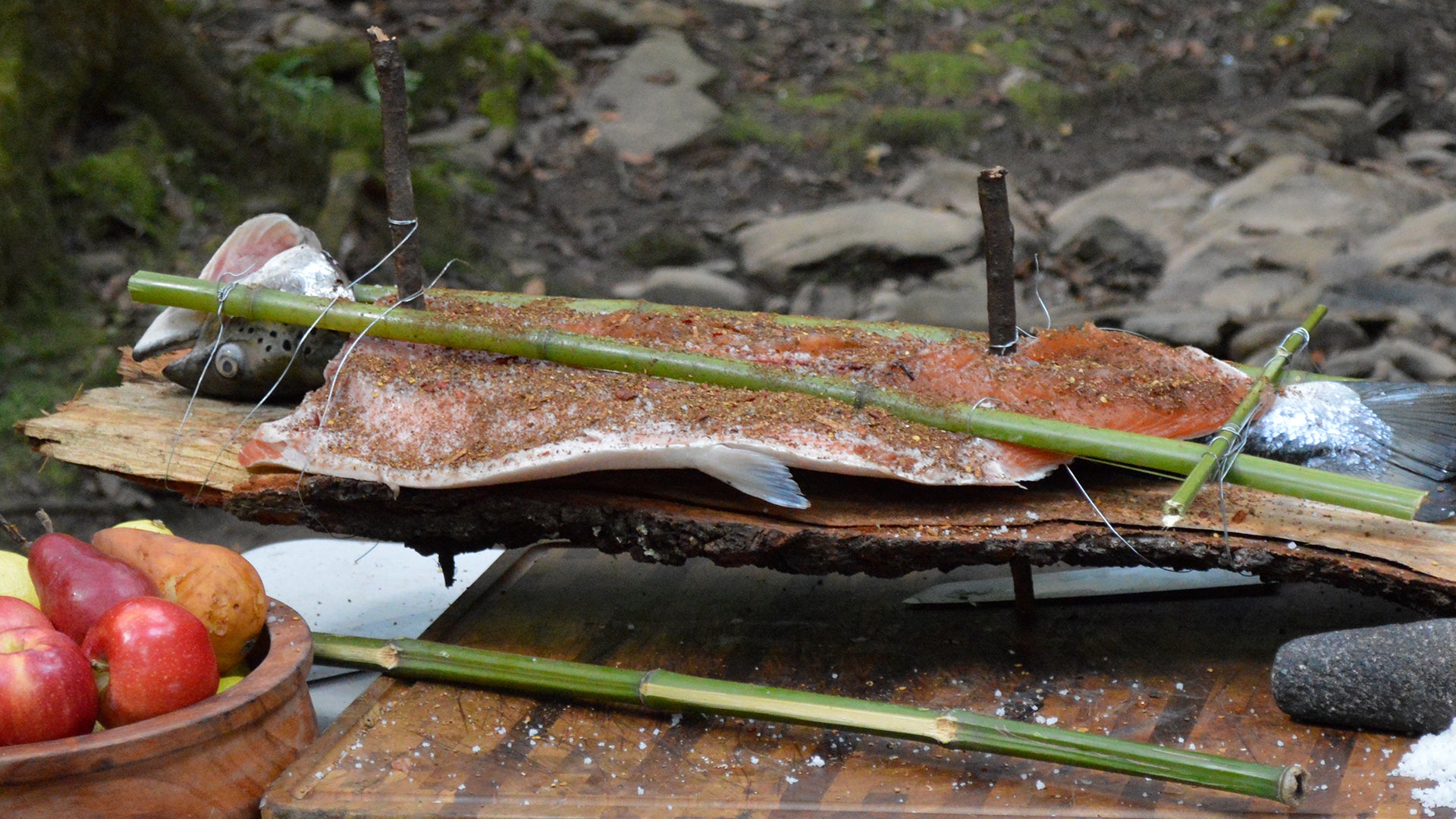 Salmón en Estacas con Garam Masala y Papas Saratoga al Estilo Emberwoo