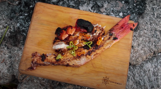 Pescado Asado en Zaranda de Bambú al Estilo Emberwood